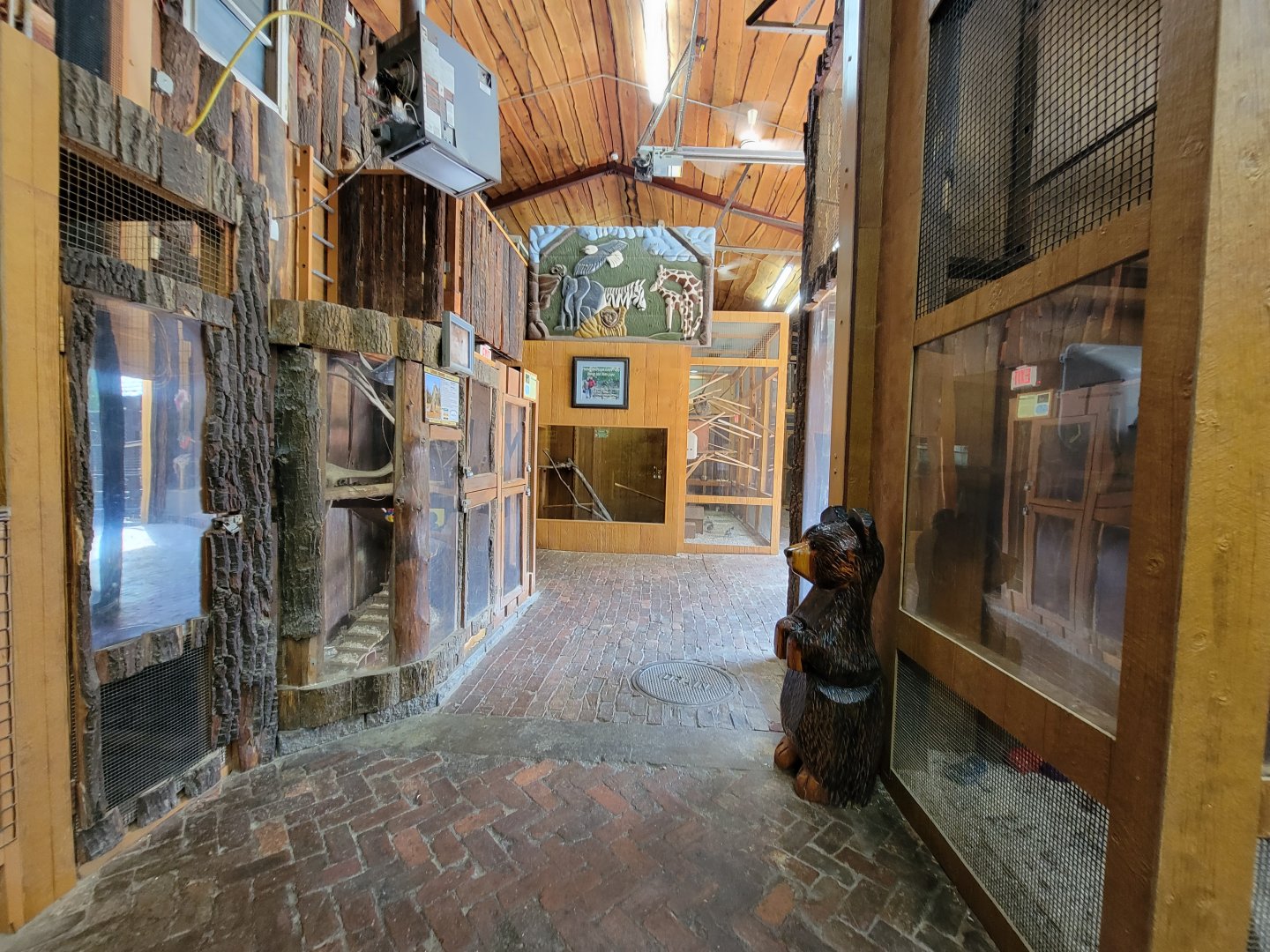 Lupa Zoo - Inside barn