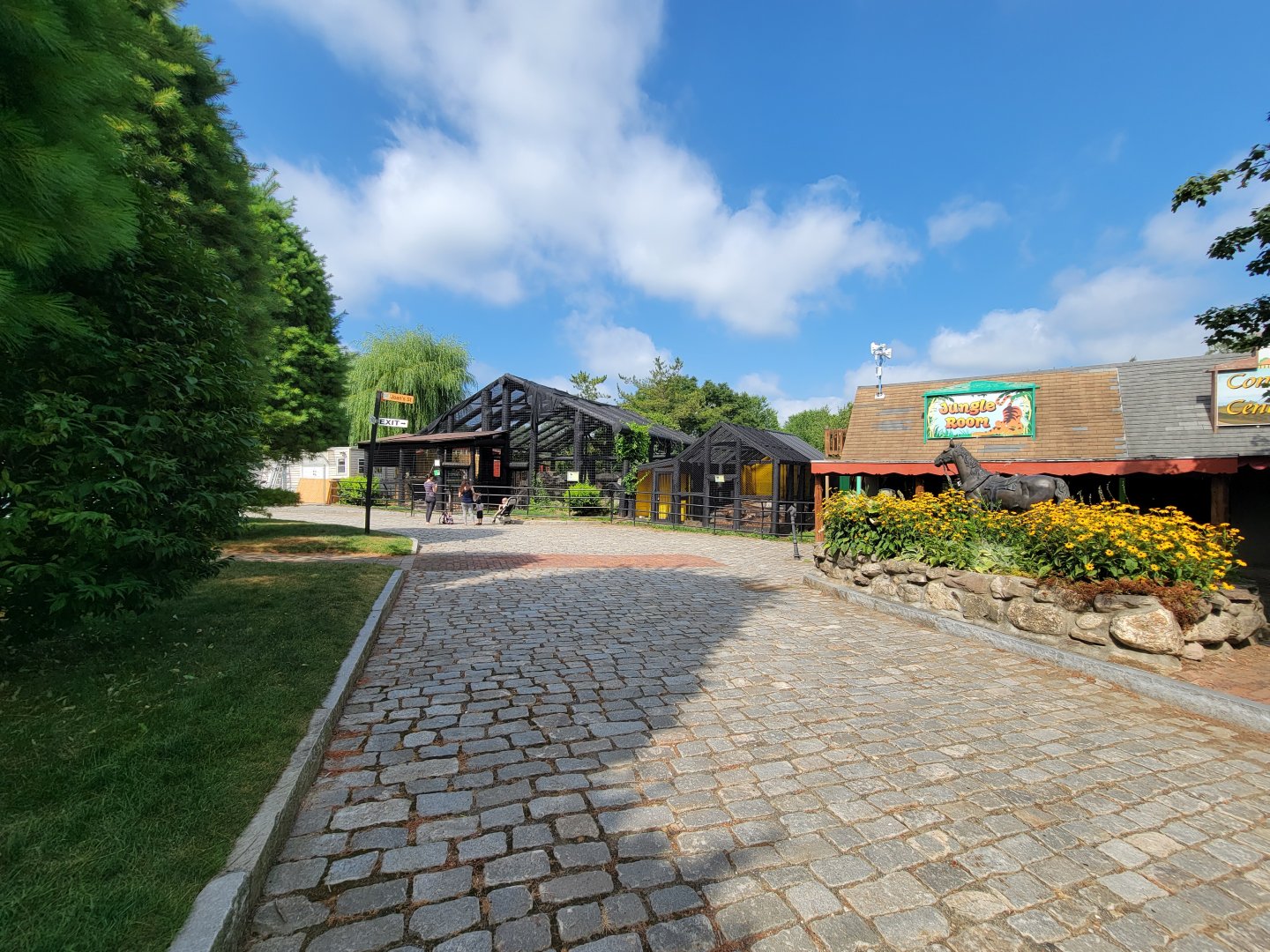 Lupa Zoo - Main path, bears ahead