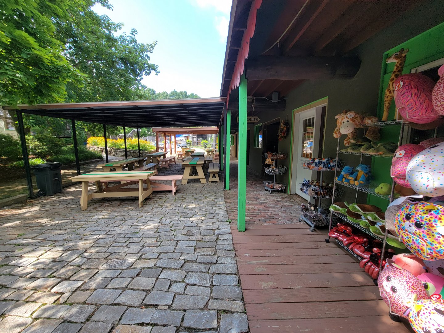 Lupa Zoo - Tables, store inside entrance