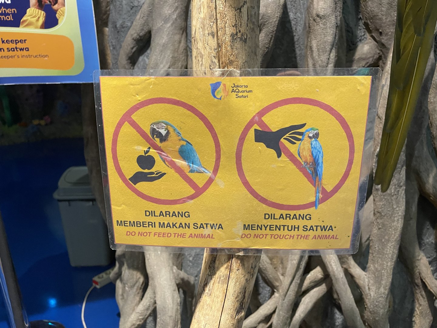 macaw warning signage