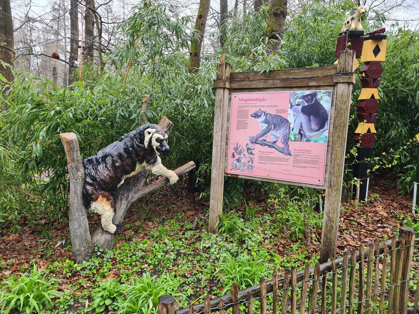 Madagascar area - Megaladapis statue