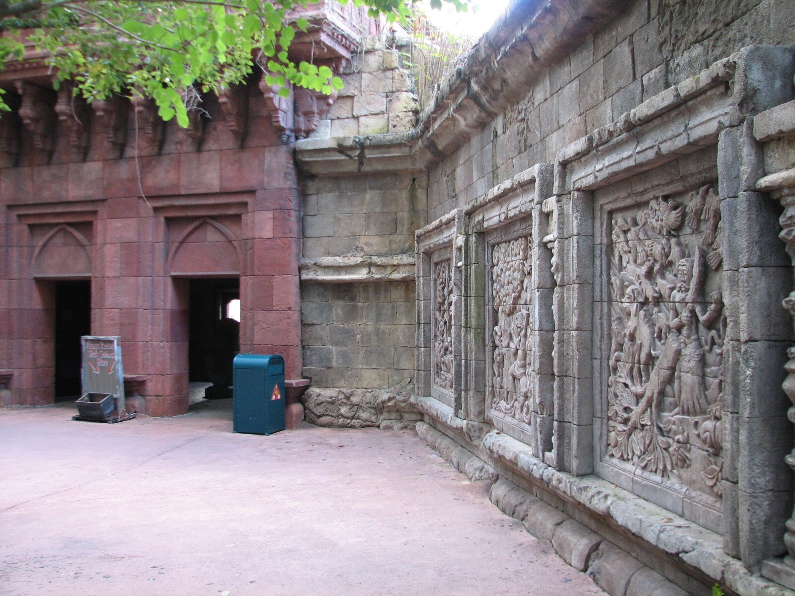 Maharajah Jungle Trek - Aviary Ruins Entry