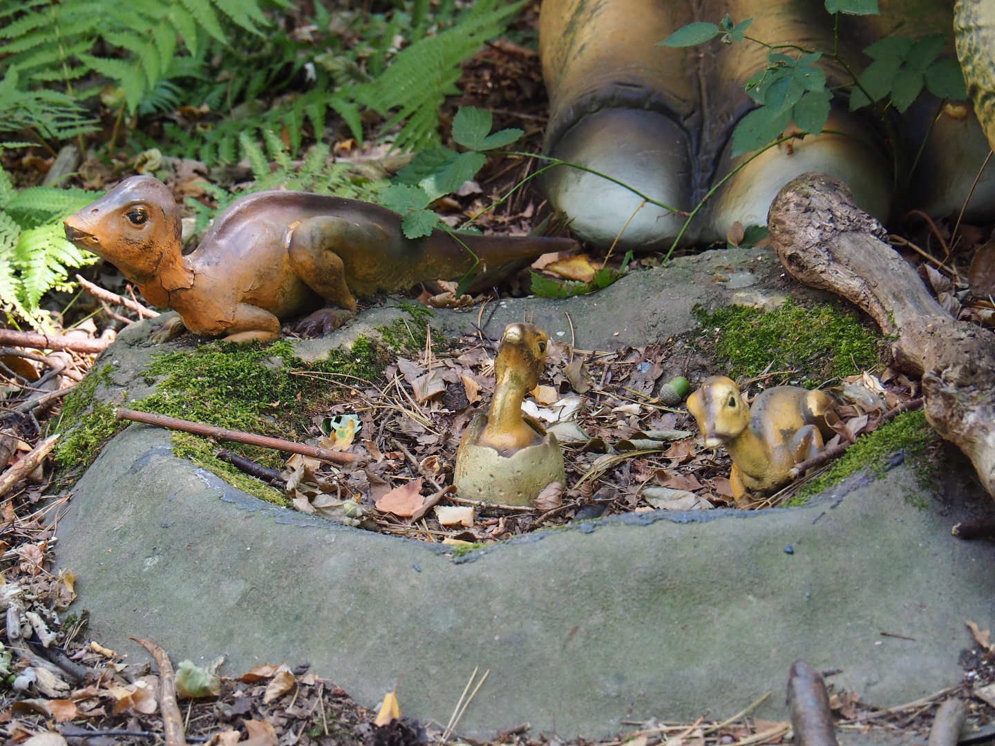 Maiasaura peeblesorum nest models