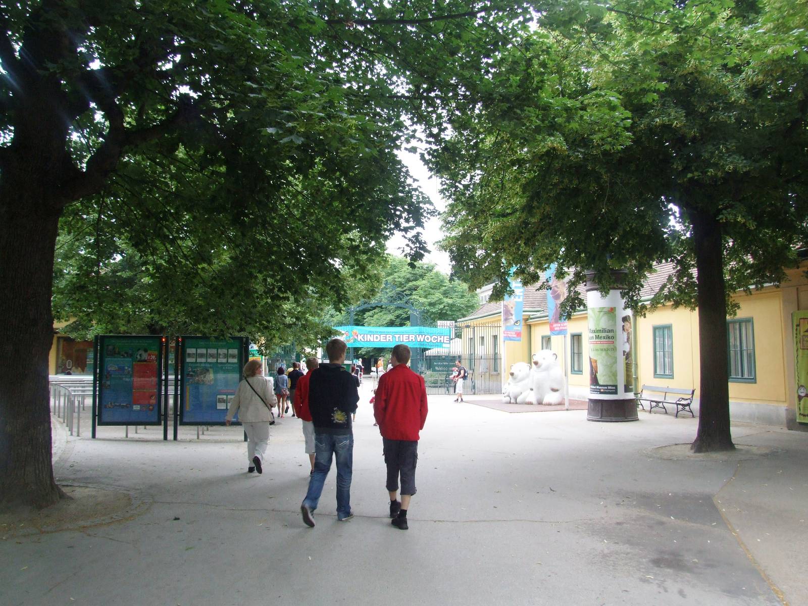 Main Entrance Approach at Vienna, 16/06/13