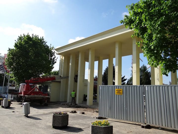 Main gate in the repair