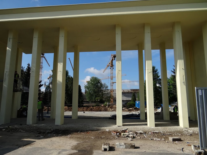 Main gate in the repair