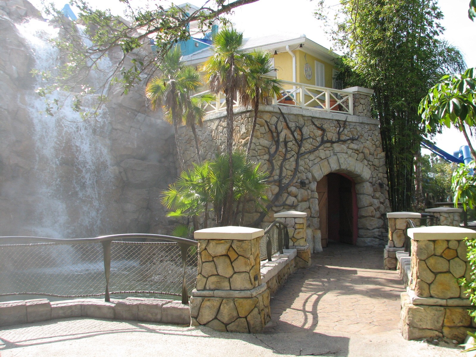 Manta Aquarium - Exterior