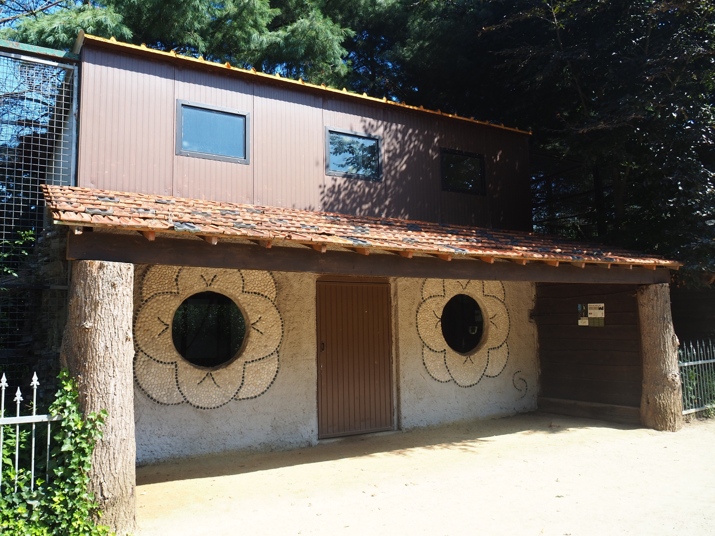 Mantled colobus house, 2019-08-04