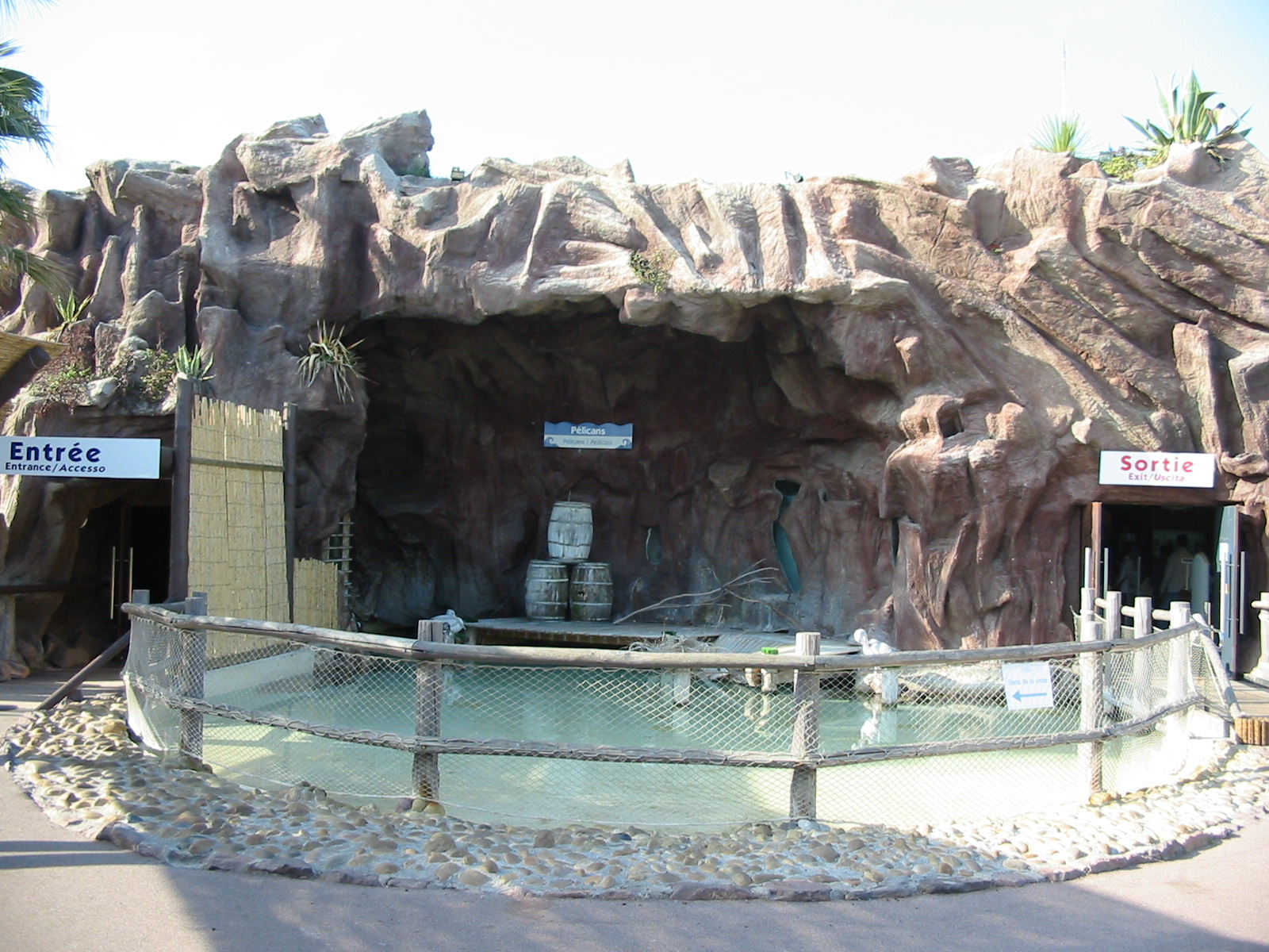 Marineland Antibes 2005 - Pelican exhibit outside the Jellyfish house