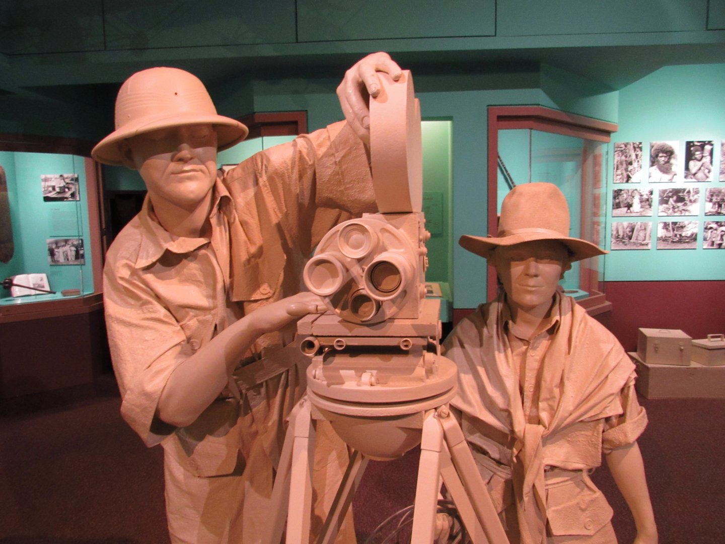 Martin & Osa Johnson Statue Closeup
