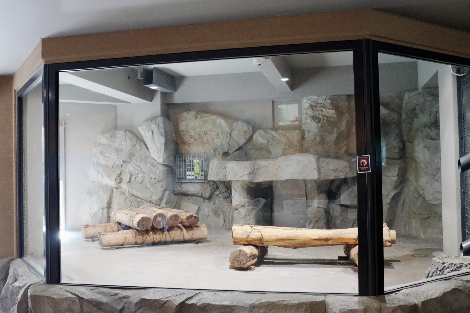 Maruyama Zoo Snow Leopard exhibit