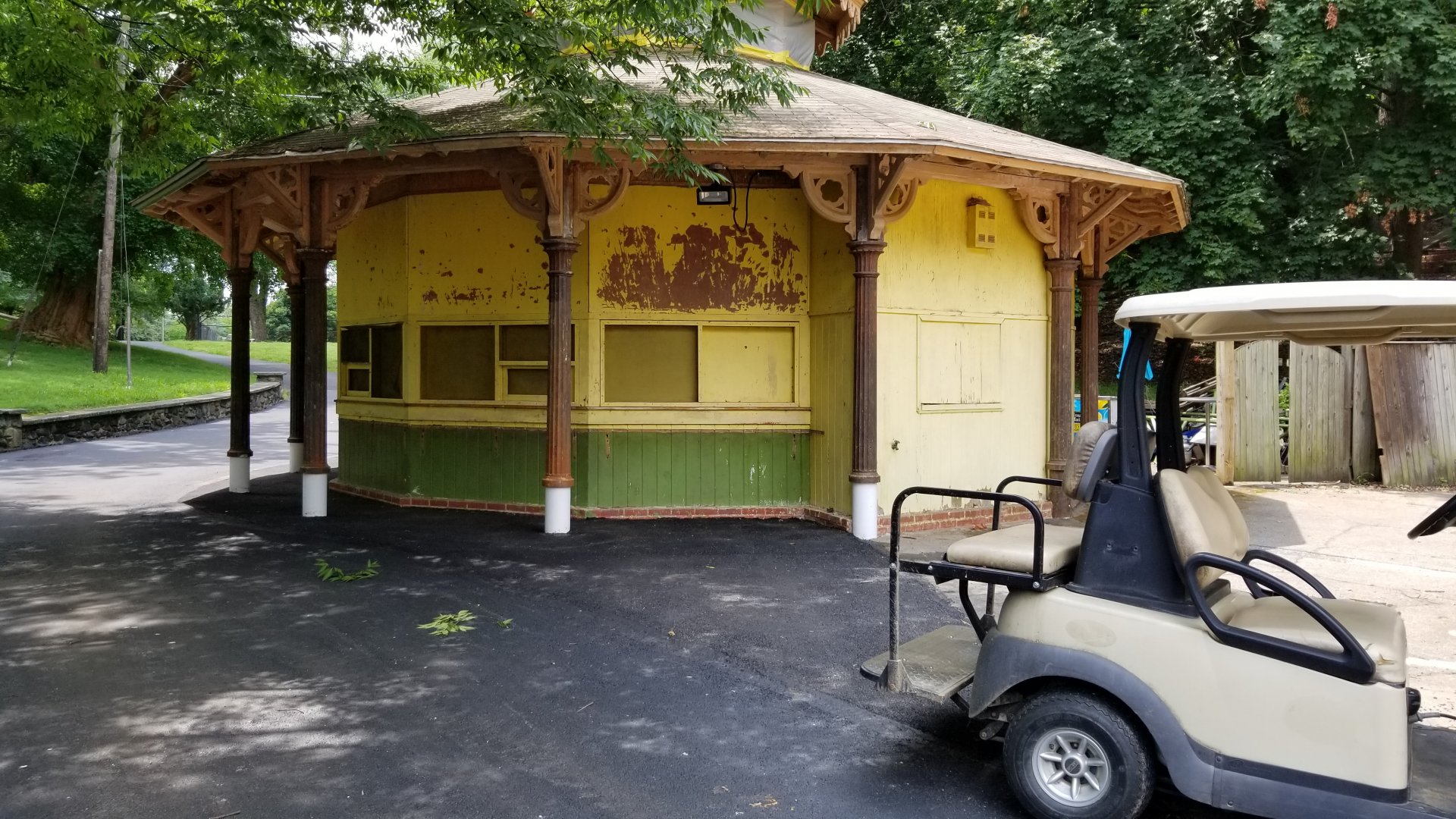 MD Zoo, Main Valley - Former monkey house, snack stand
