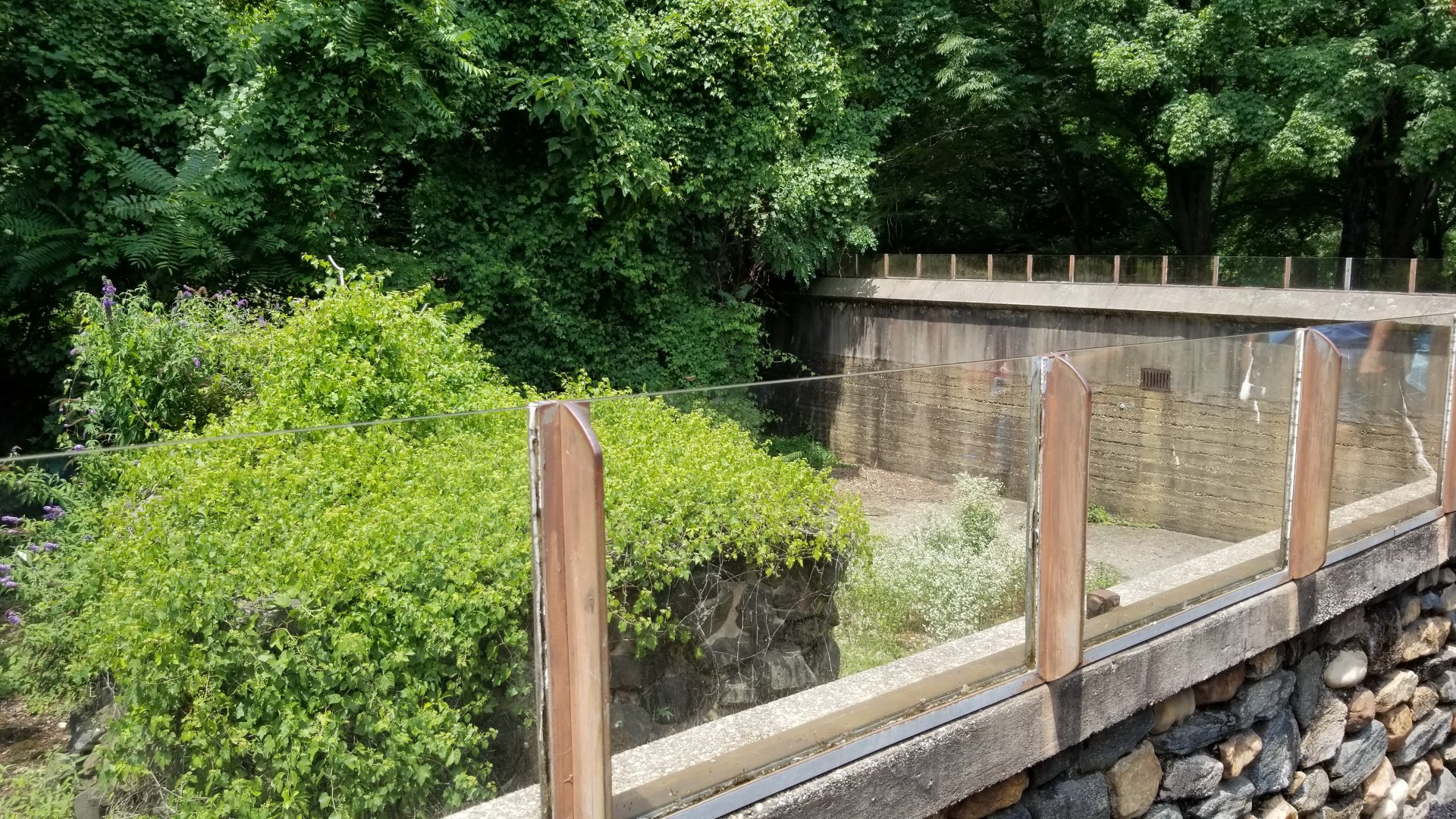 MD Zoo, Main Valley - Former polar bear exhibit
