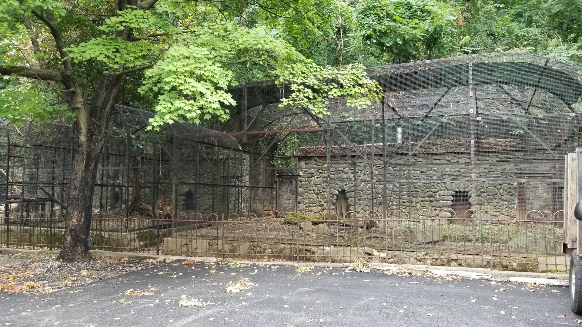 MD Zoo, Main Valley - Old cages