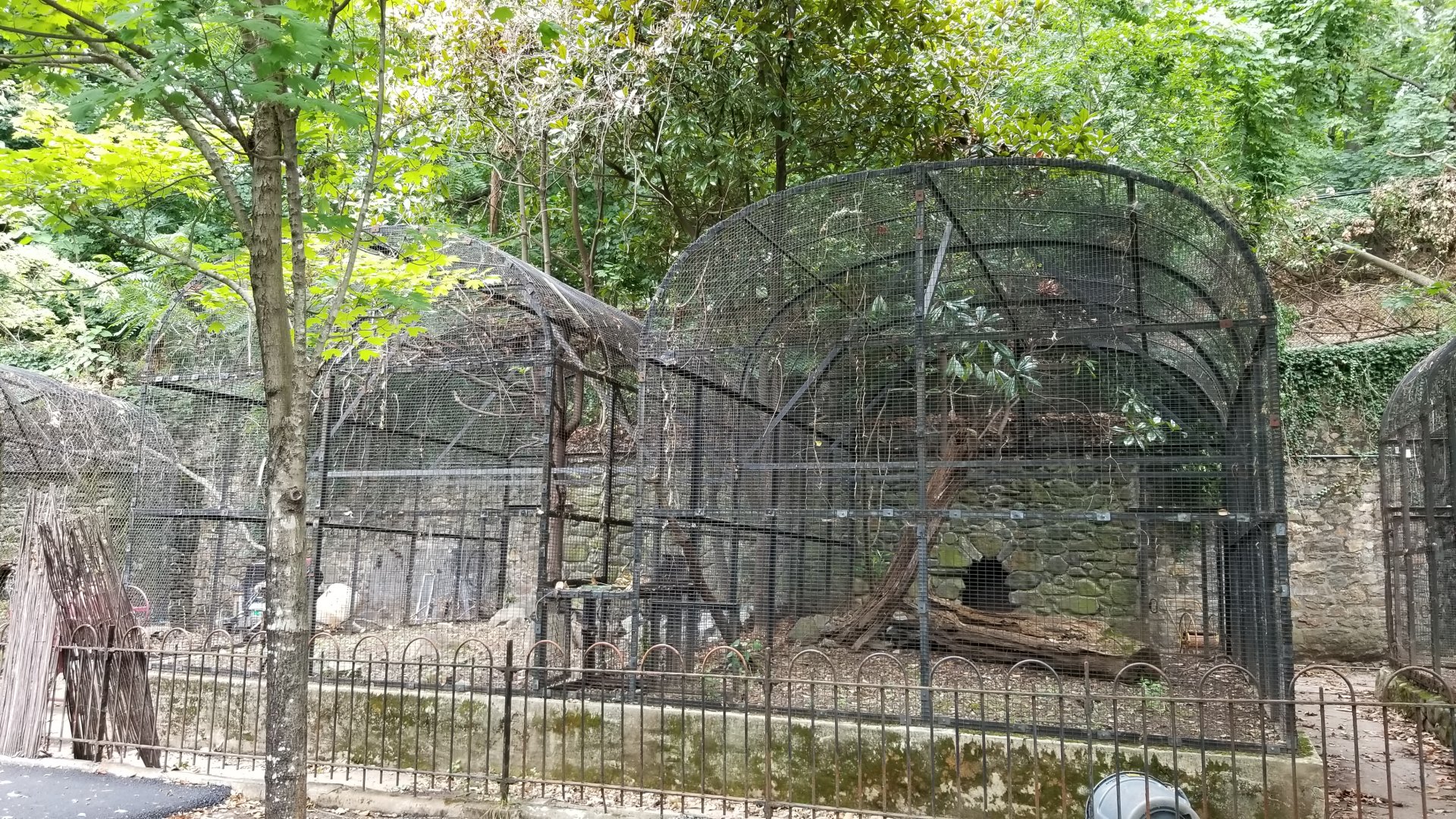 MD Zoo, Main Valley - Old cages