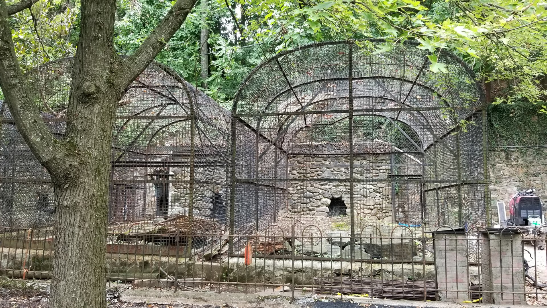 MD Zoo, Main Valley - Old cages