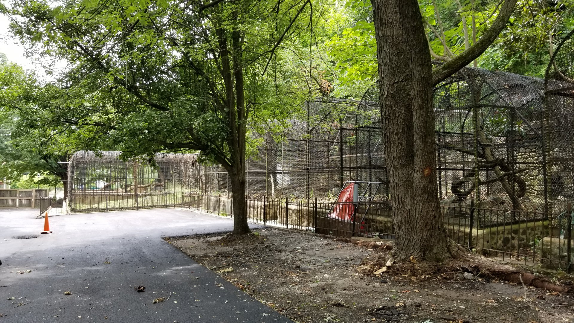 MD Zoo, Main Valley - Old cages