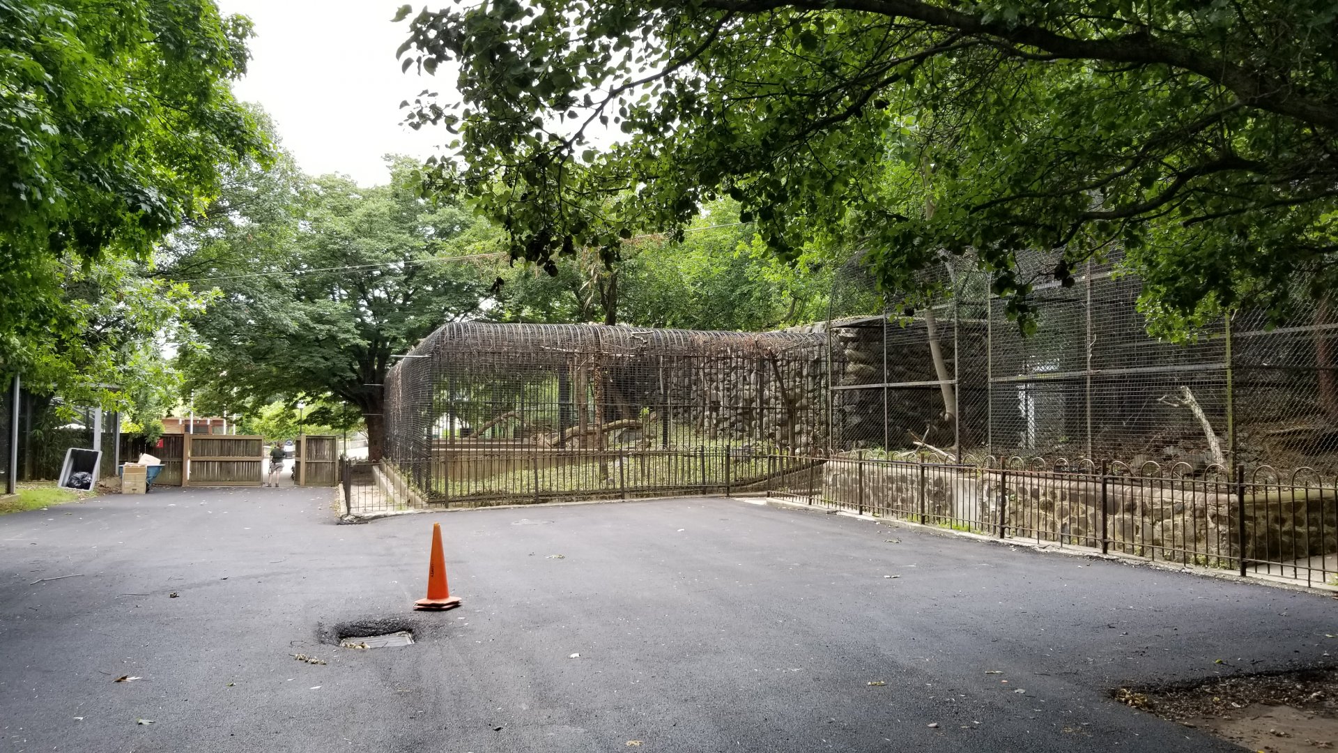 MD Zoo, Main Valley - Old cages