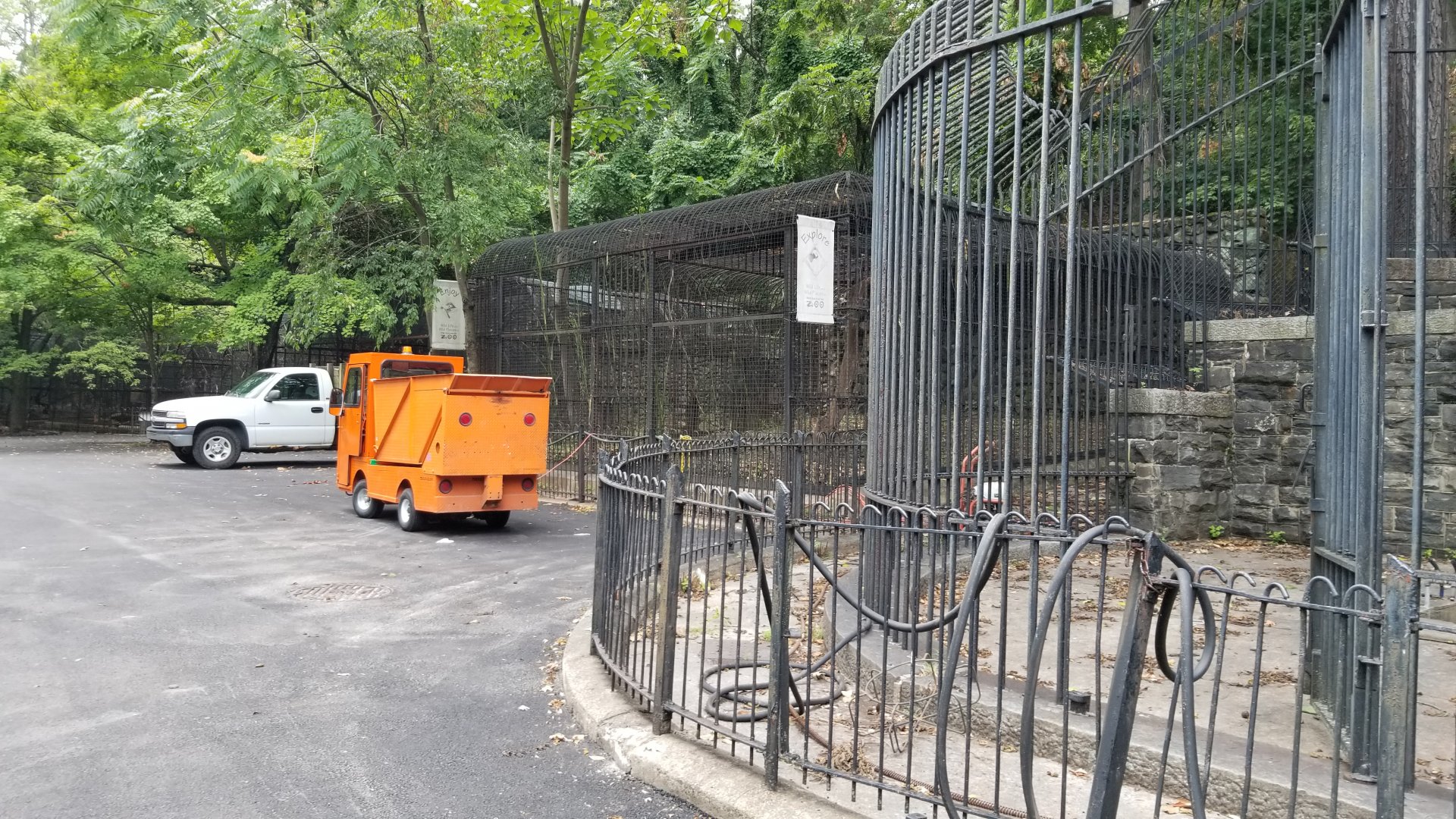 MD Zoo, Main Valley - Original exhibit on right
