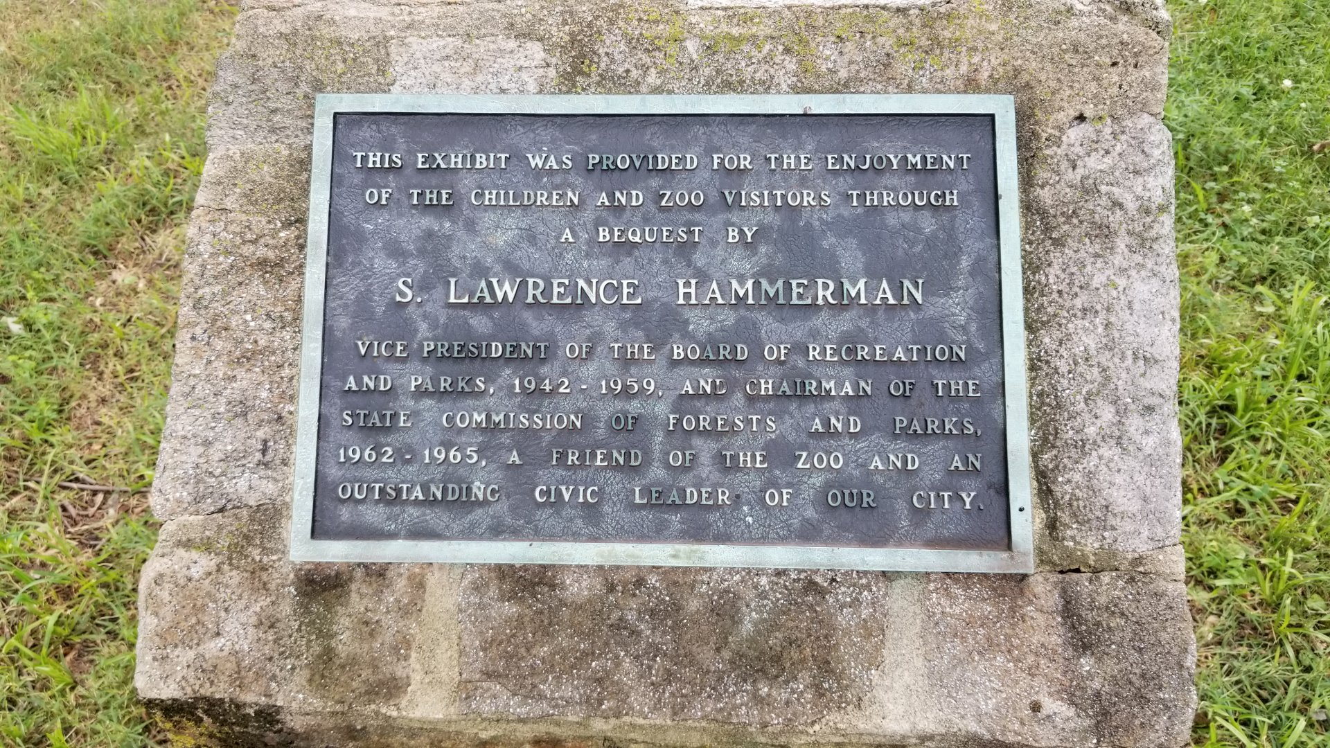 MD Zoo, Main Valley - Plaque behind crane building