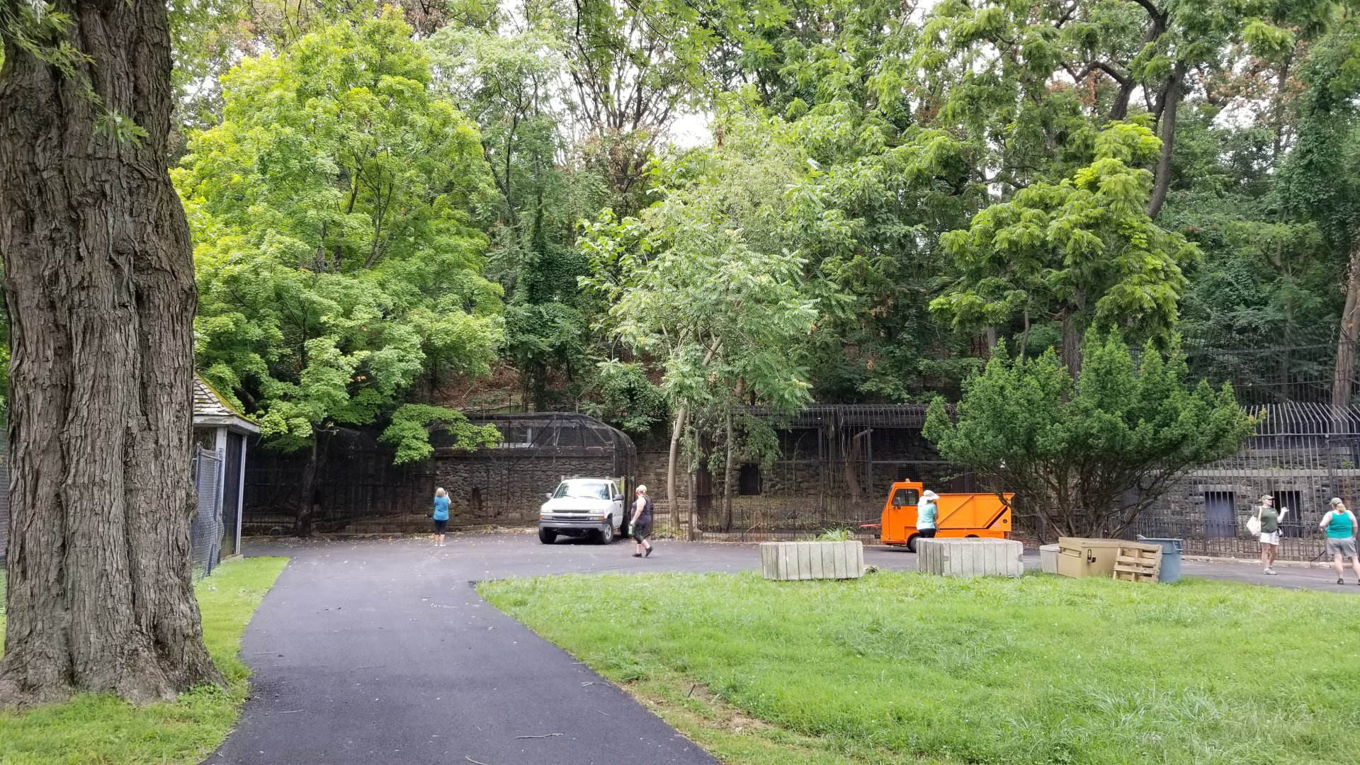 MD Zoo, Main Valley - Row of old exhibits