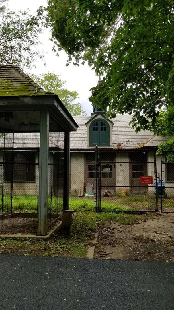 MD Zoo, Main Valley - Side of crane building