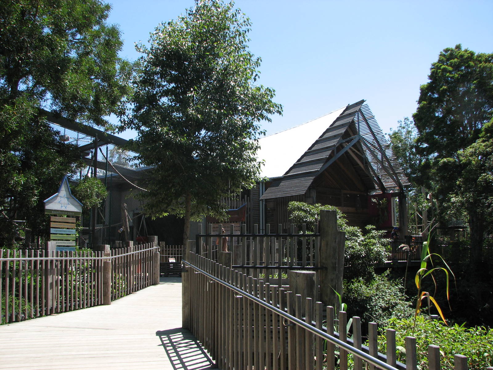 Melbourne Zoo 2008 - Boardwalk leading to the Orangutan Sanctuary