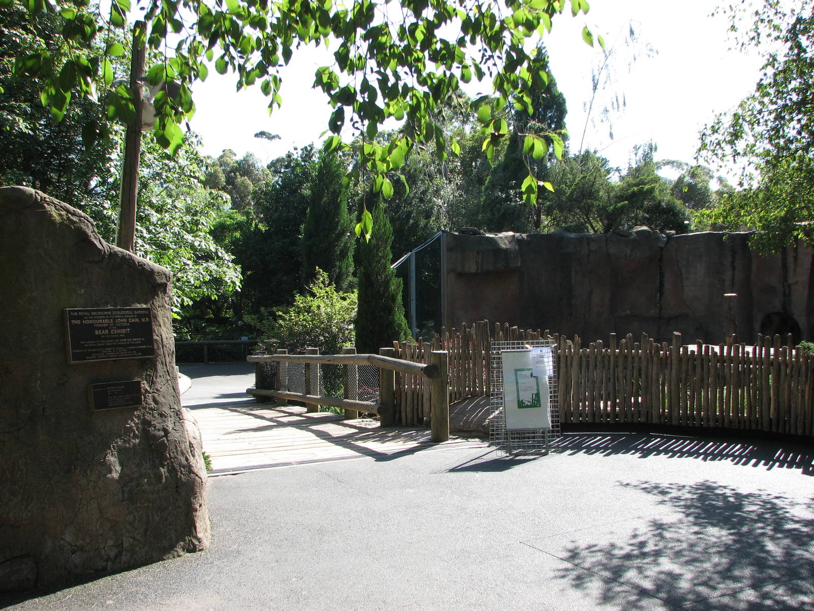 Melbourne Zoo 2008 - Front of the Syrian Brown Bear exhibit