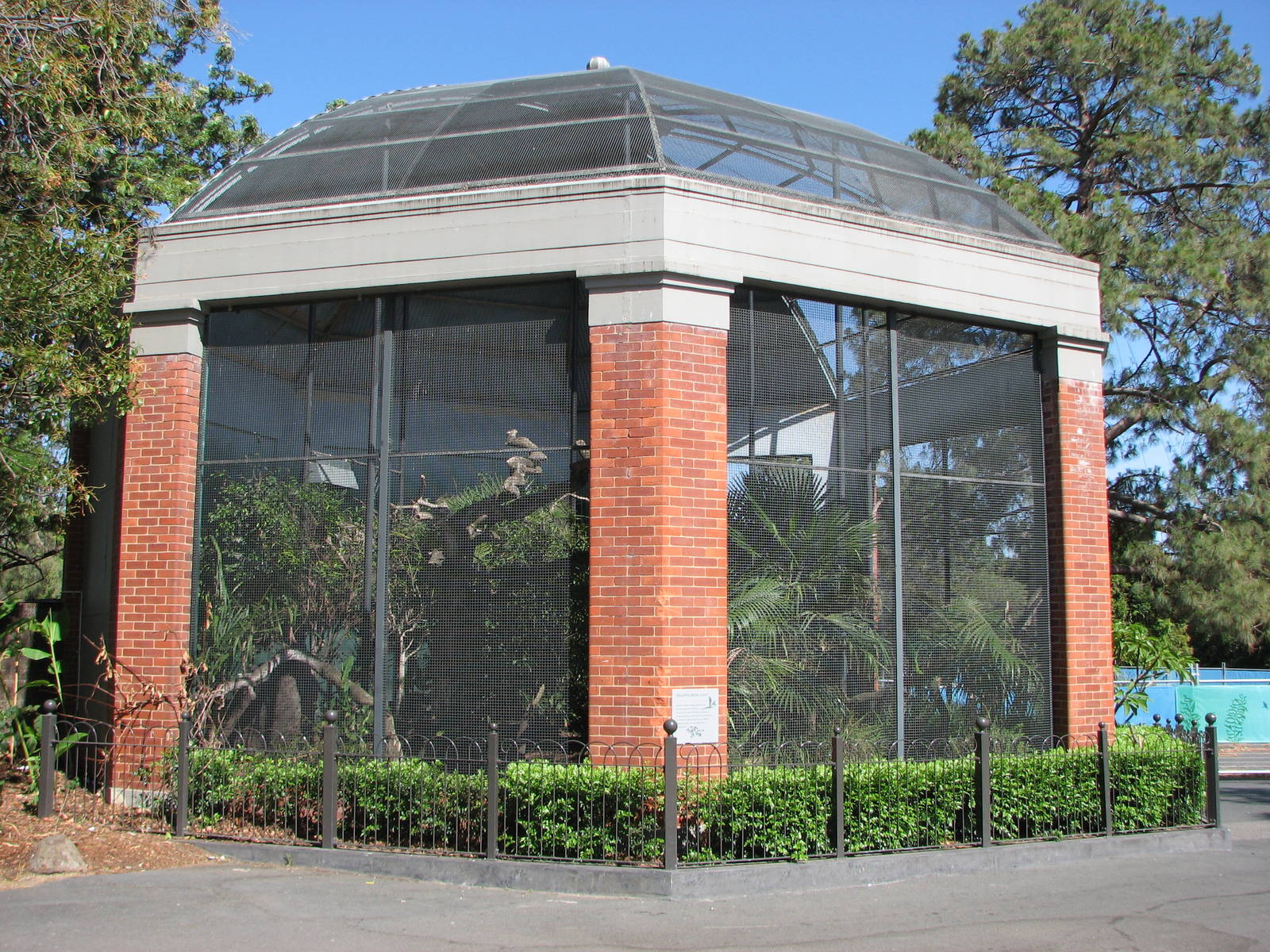 Melbourne Zoo 2008 - Historic listed aviary