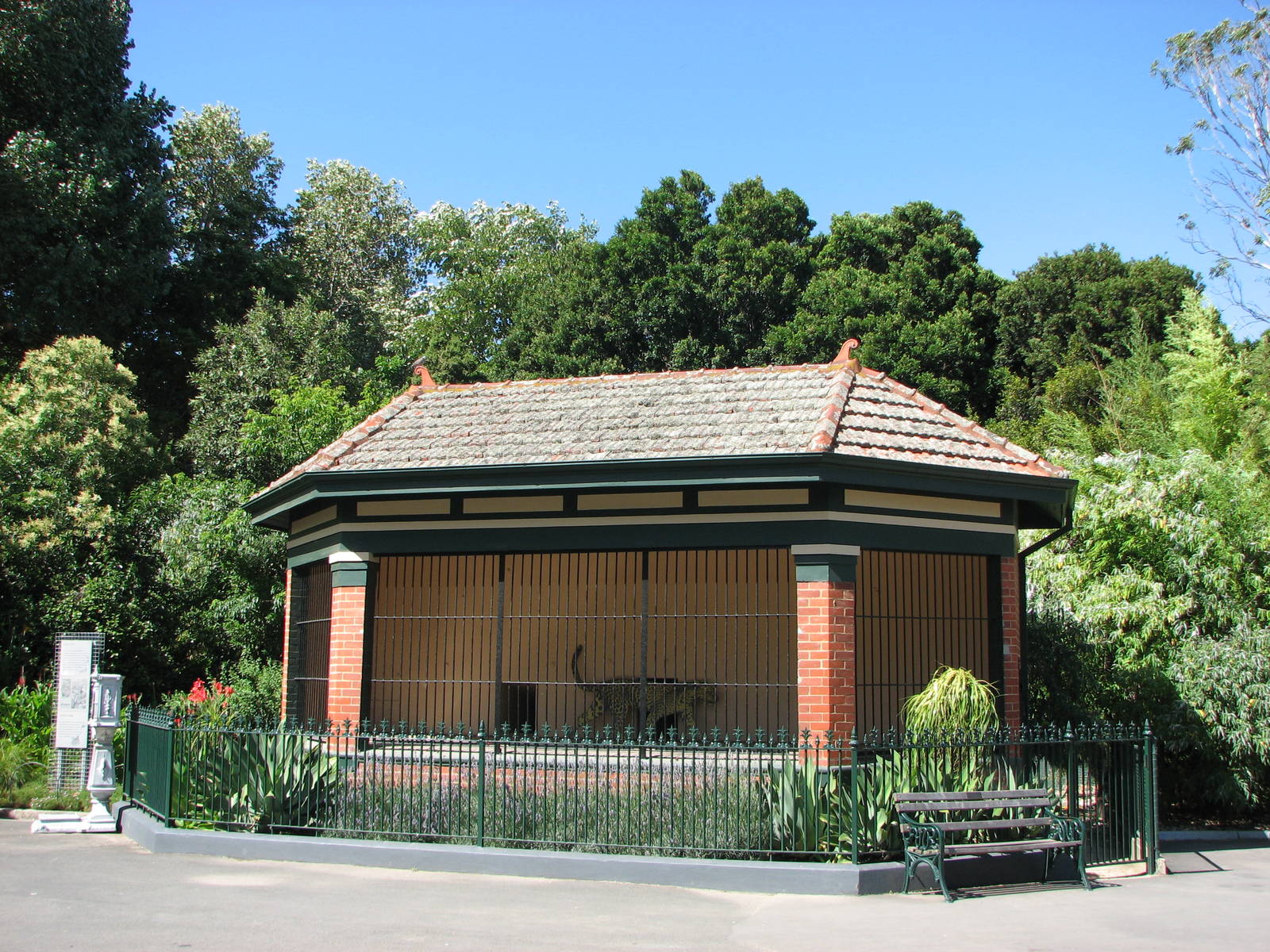 Melbourne Zoo 2008 - Historic listed cage