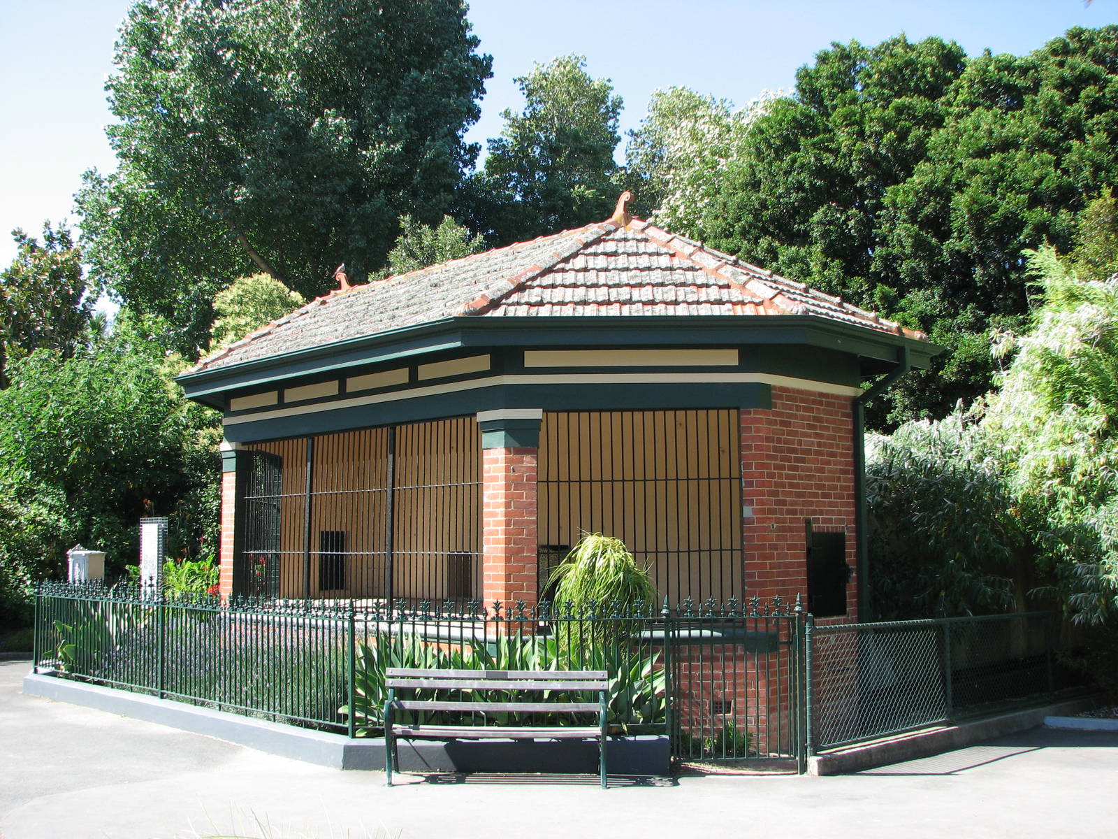 Melbourne Zoo 2008 - Historic listed cage