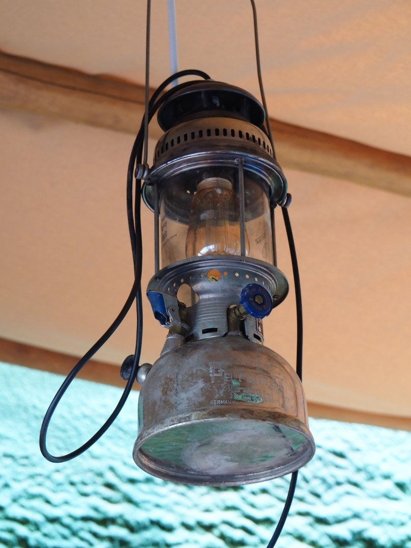 Members' preview of the new bonobo house - Field lamp, 2019-06-26