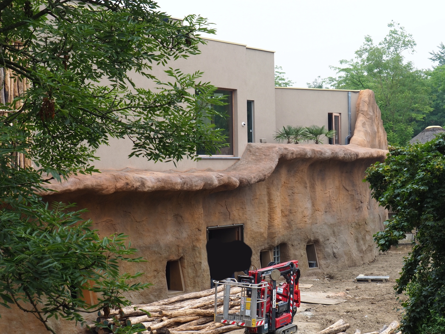 Members' preview of the new bonobo house - View of the building, 2019-06-26