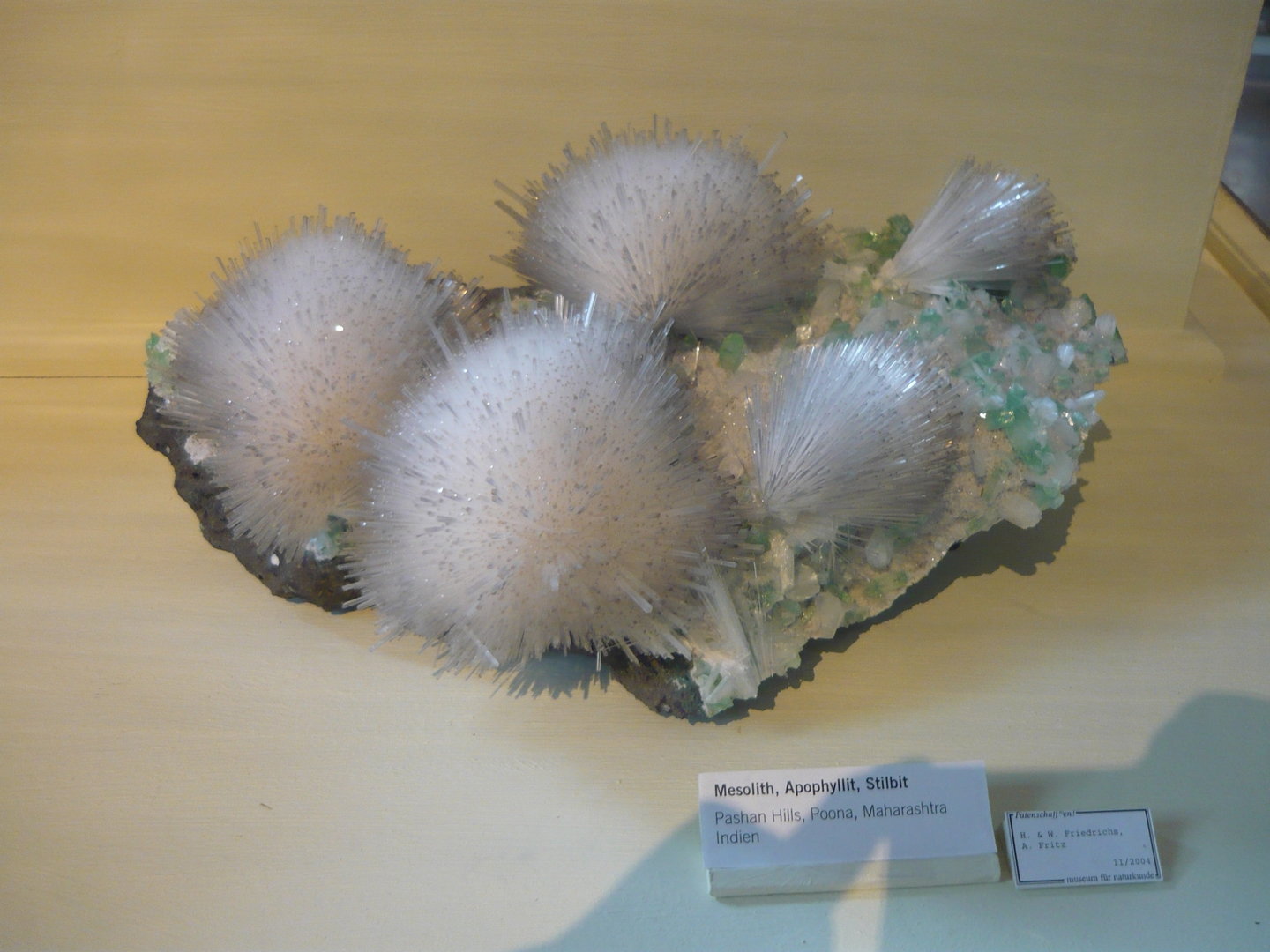 Mesolite, apophyllite, stilbite
