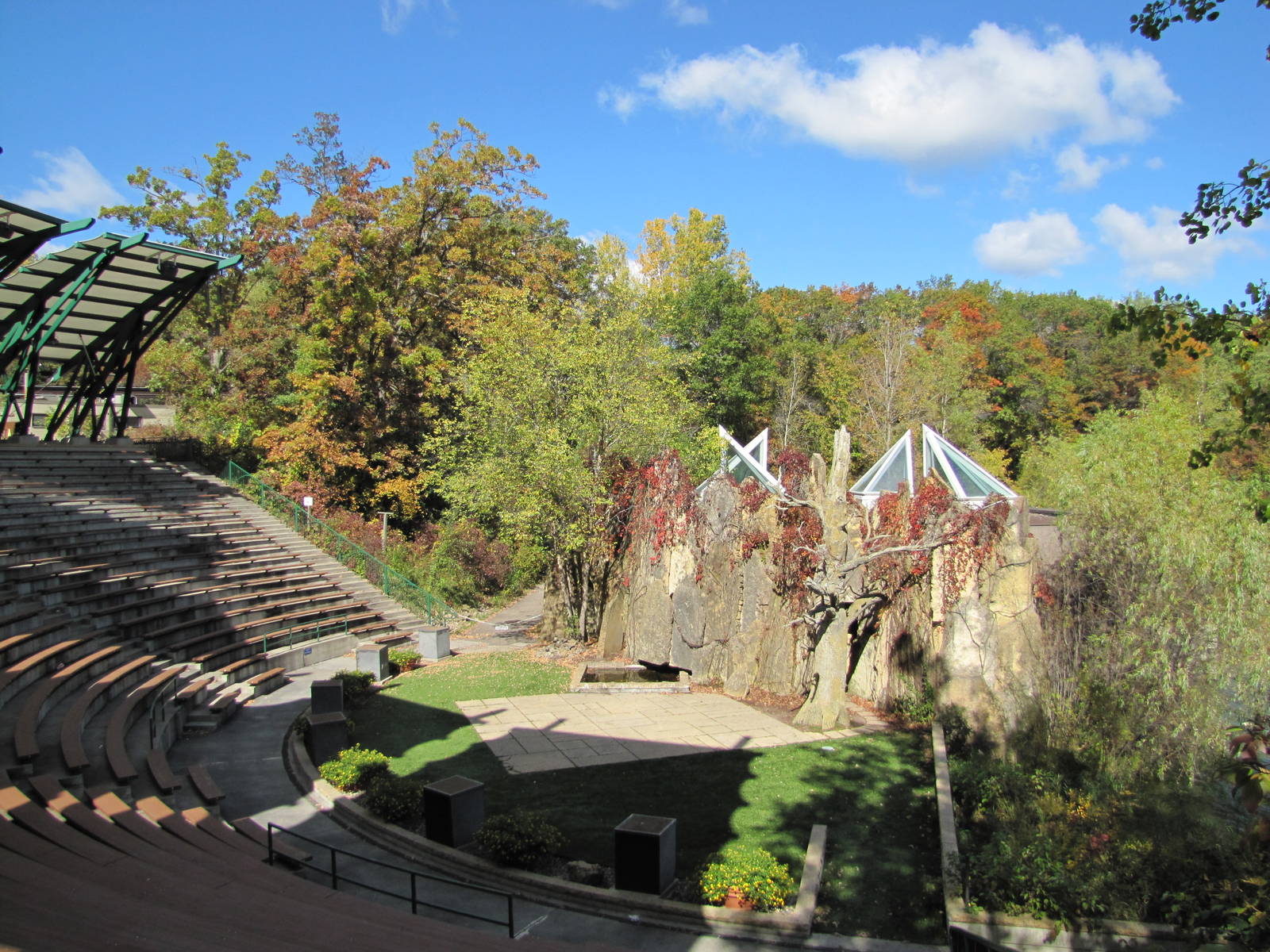 Minnesota Zoo 2010 - Bird of Prey amphitheatre