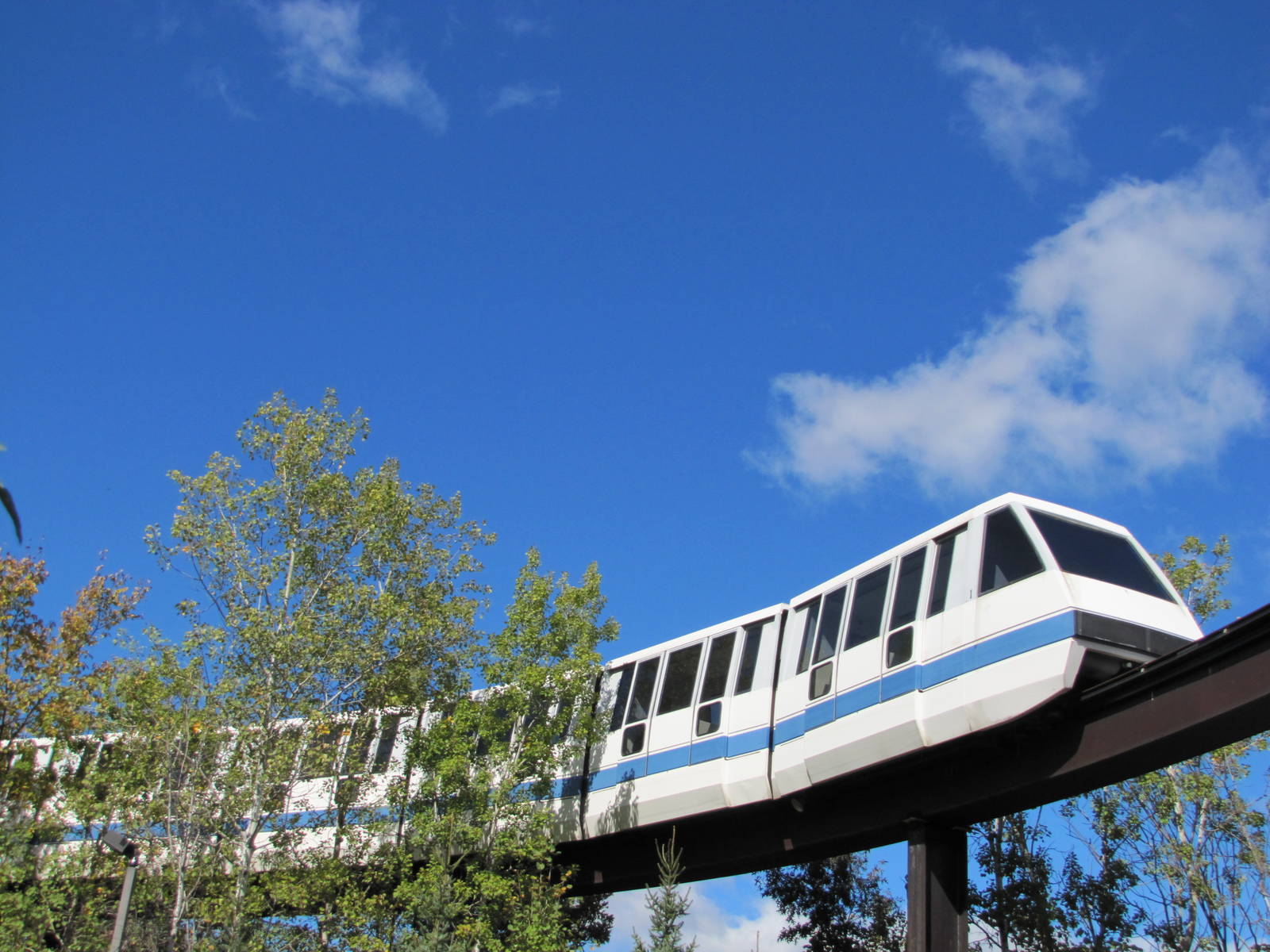 Minnesota Zoo 2010 - Monorail passes by