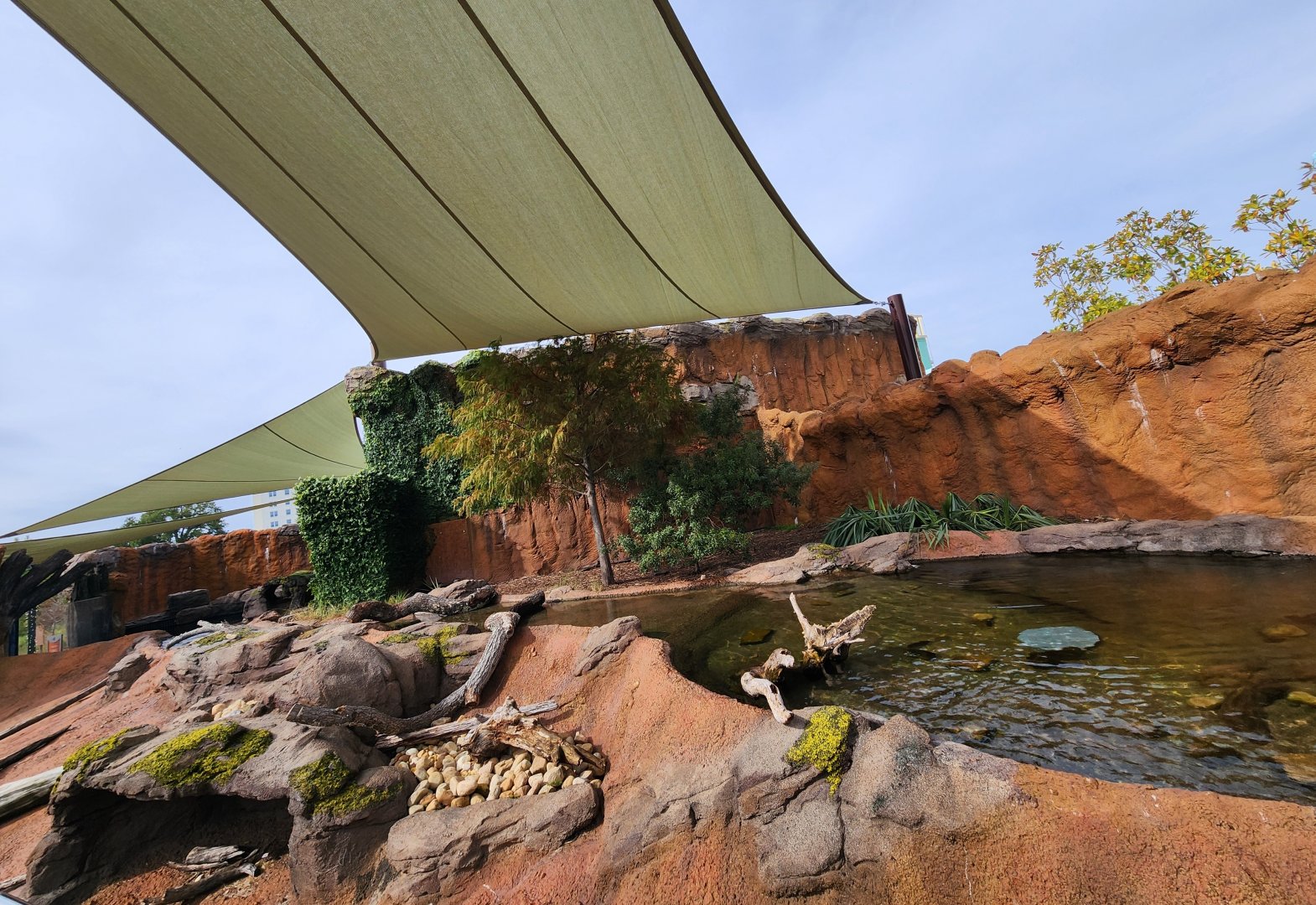 Mississippi Aquarium - Otter enclosure