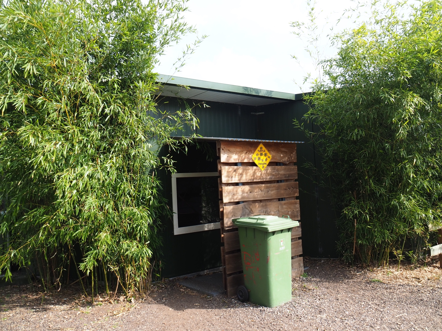 Mixed African exhibit indoor housing viewing area, 2019-04-06