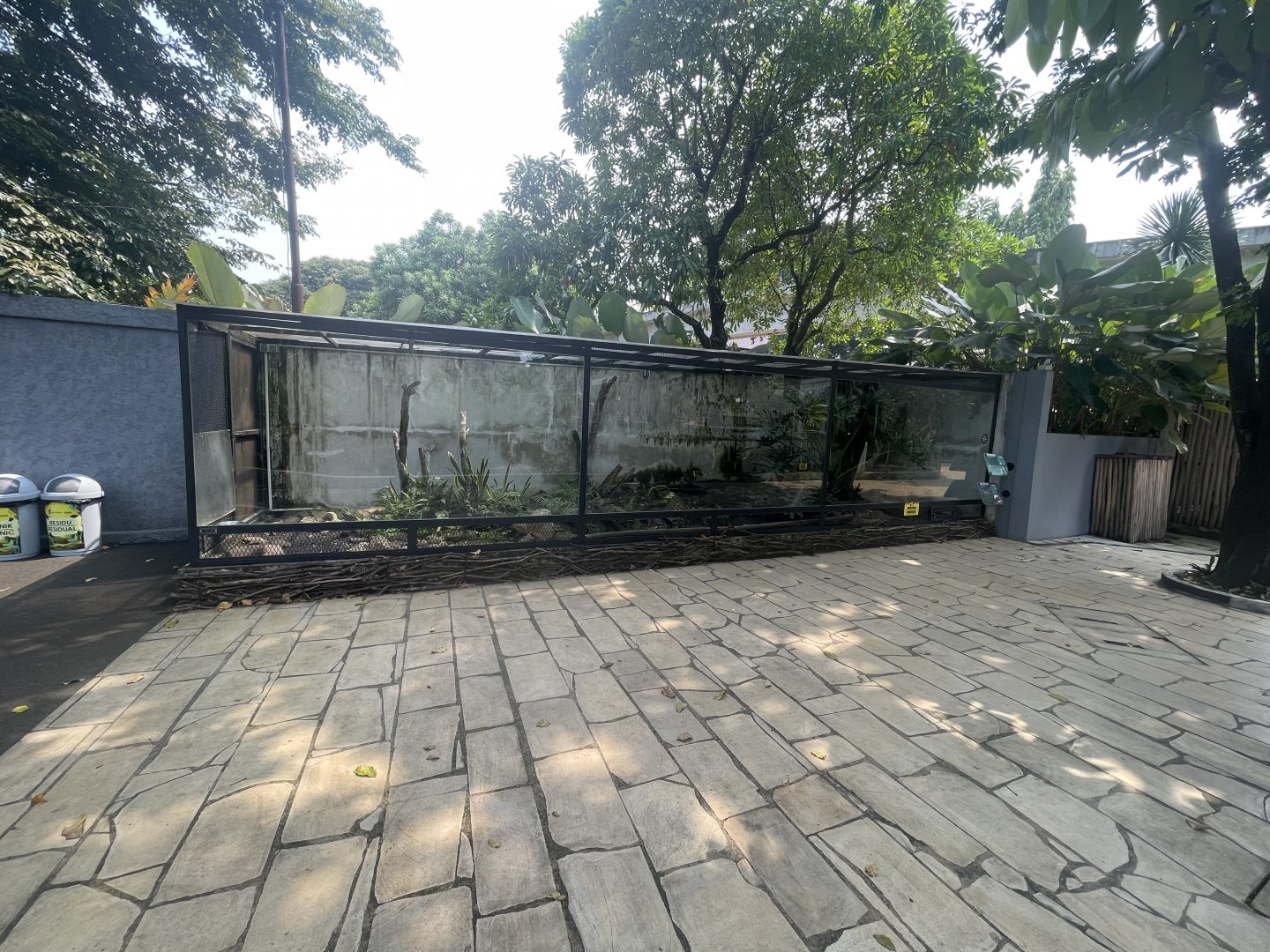 mixed monitor exhibit - museum komodo