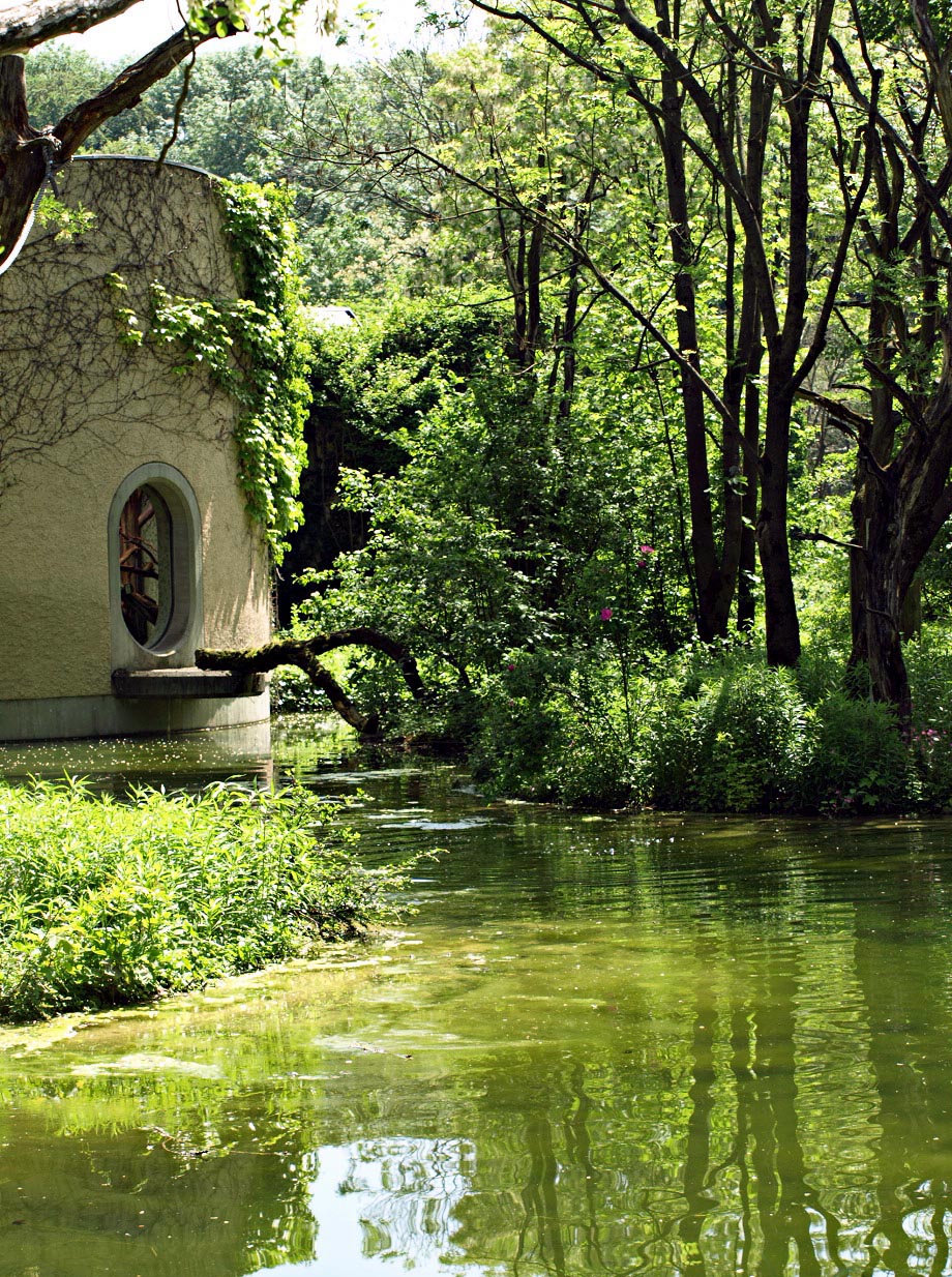 Moat around primate house