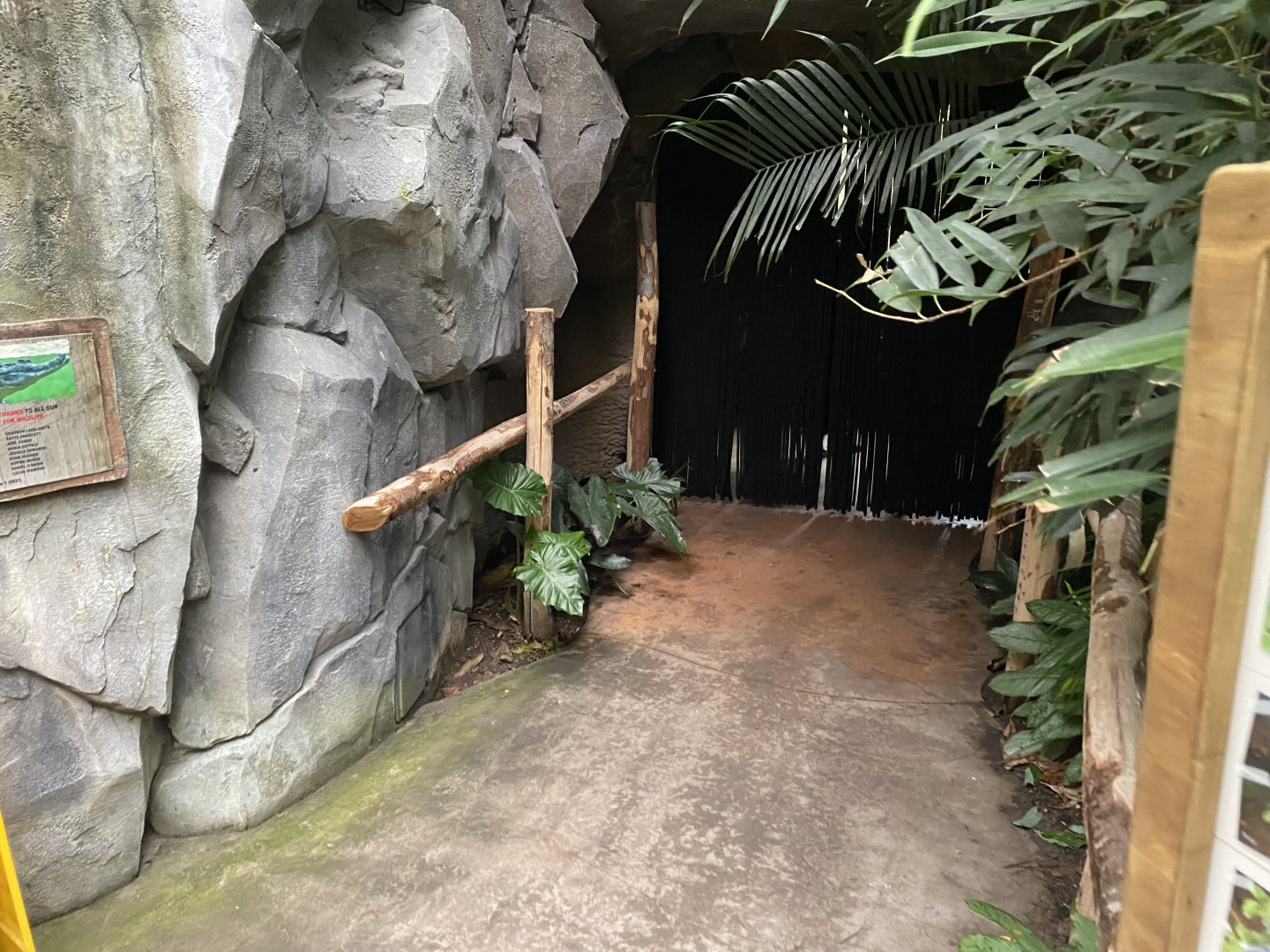 Monsoon Forest - entrance to False gharial exhibit 181021