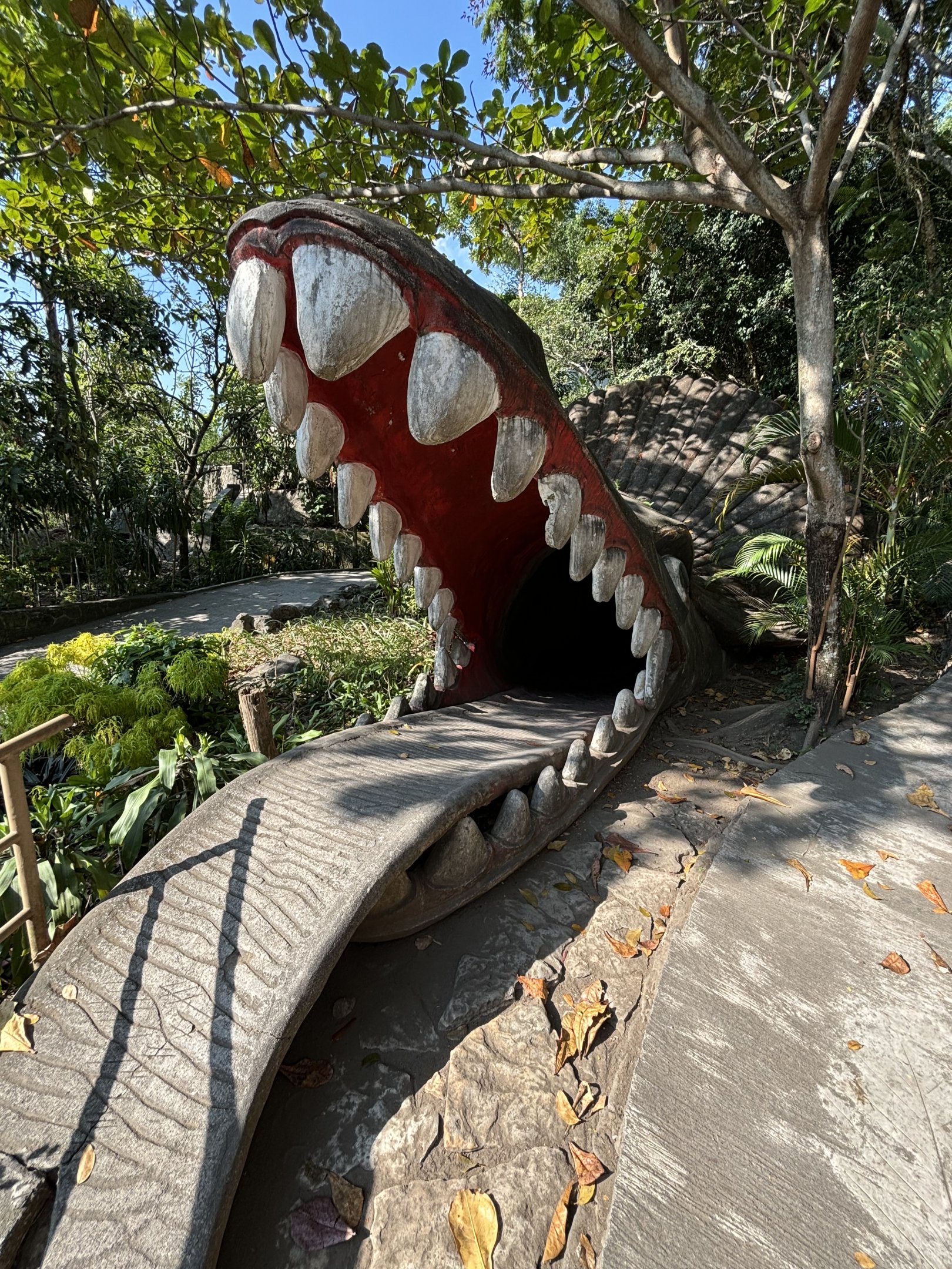 Monster Statue - tunnel