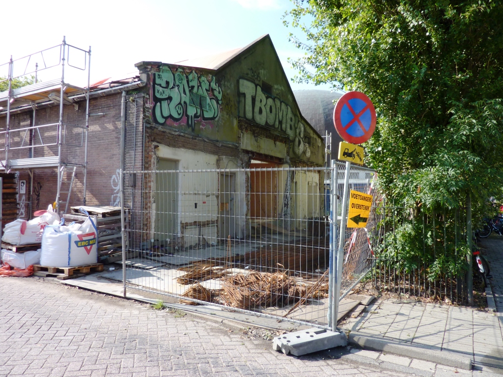 Monumental Bird House Artis August 2010