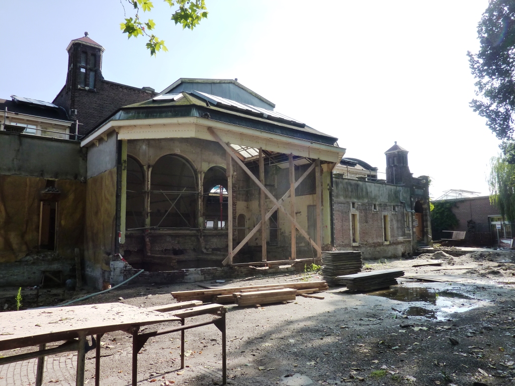 Monumental Primate House Artis August 2010