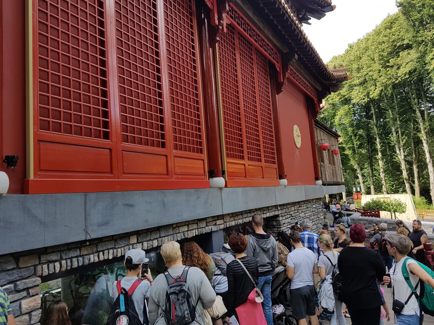More viewing-windows Panda-indoor enclosure