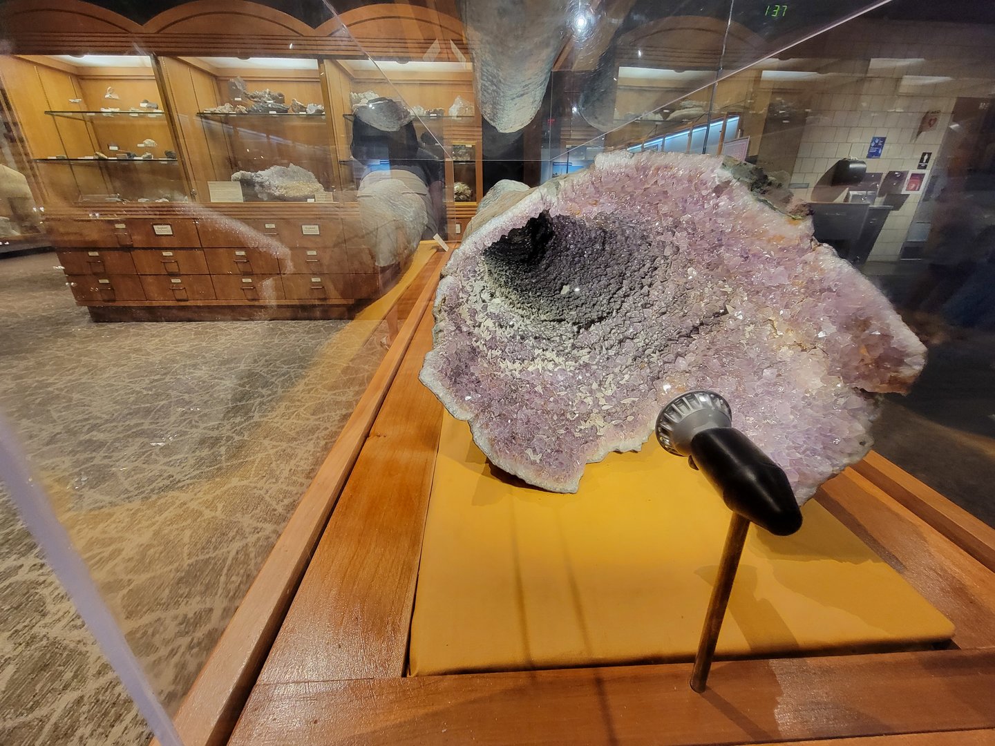 MOS Boston - Natural Mysteries, a neat amethyst geode
