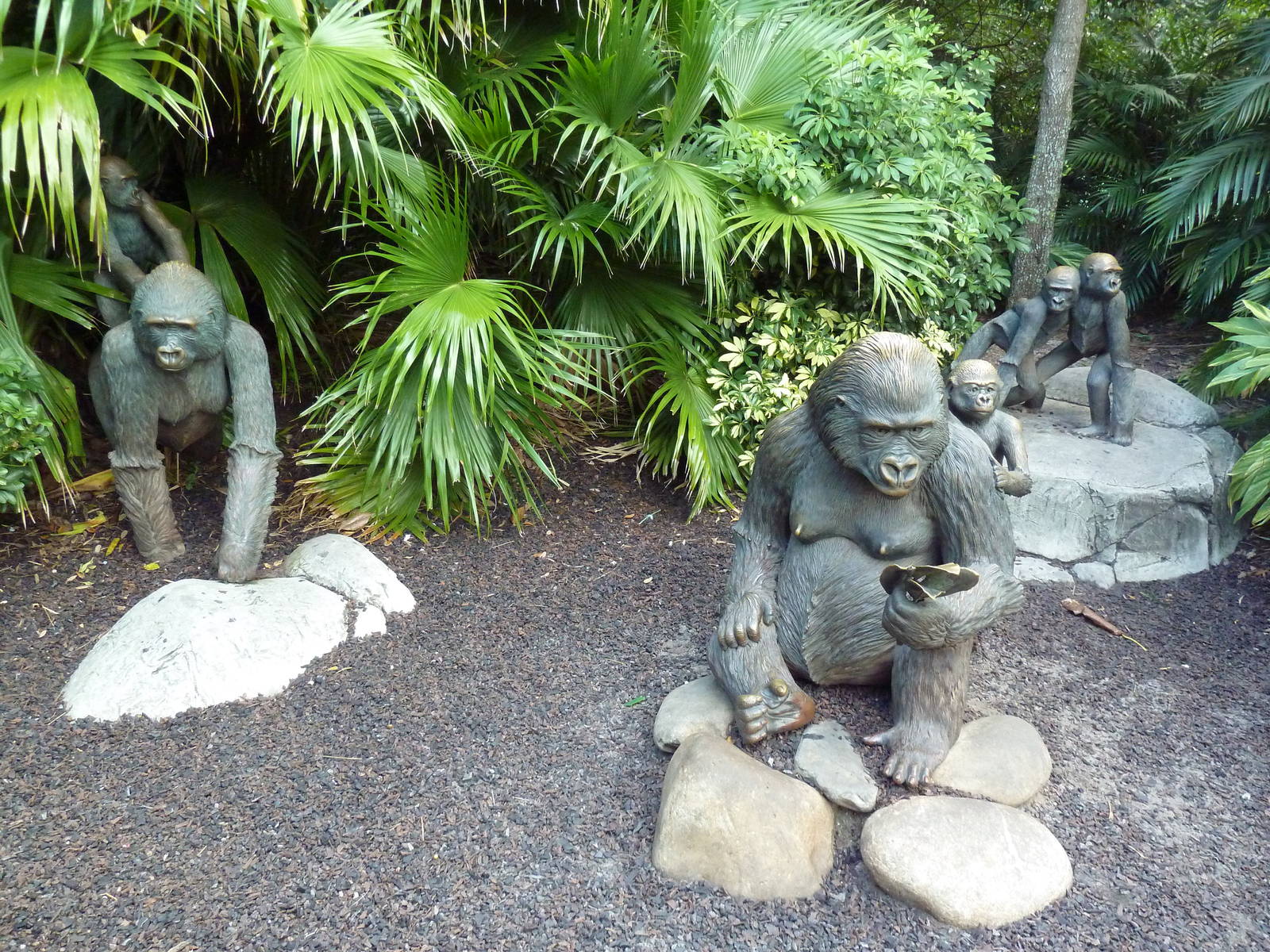 Myombe Reserve - Entrance Statues