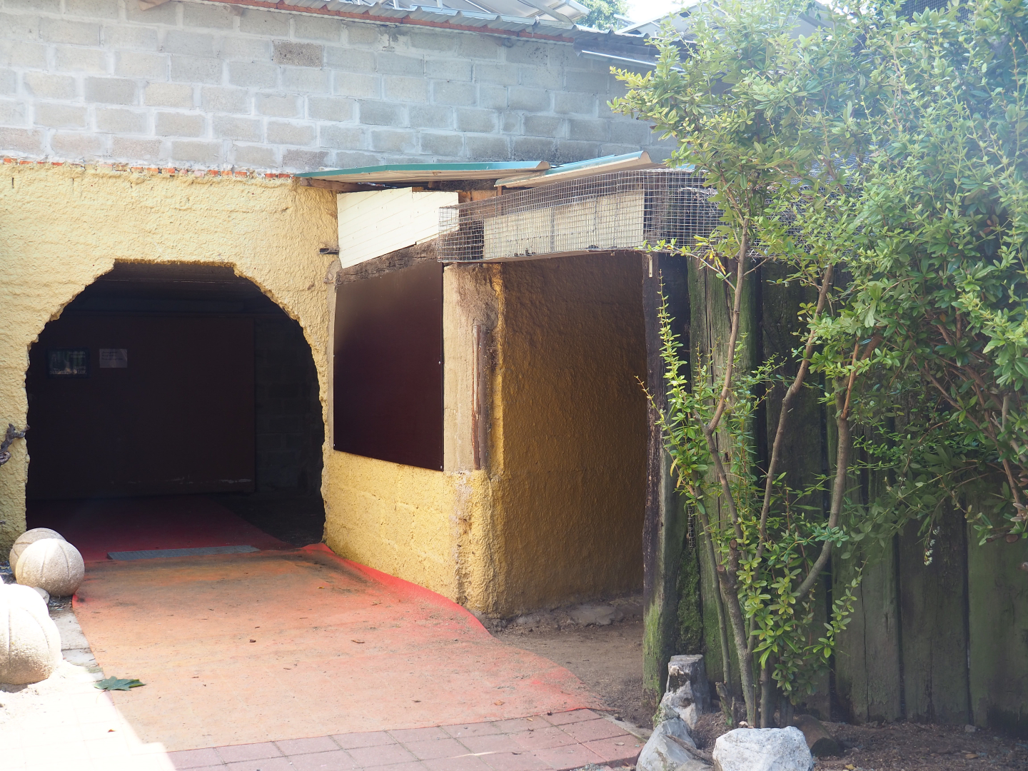 Naff-looking access to theater and old walk-through aviary, 2019-08-04