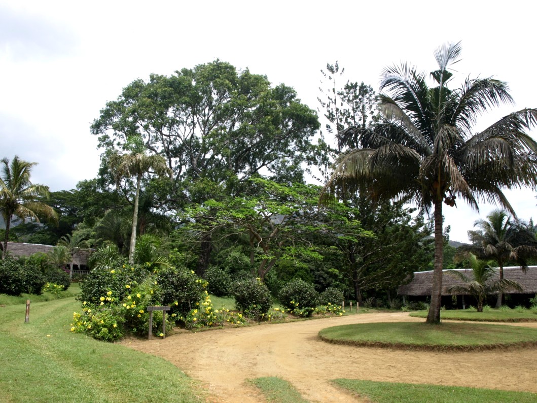 Nahampoana - Office and bungalows