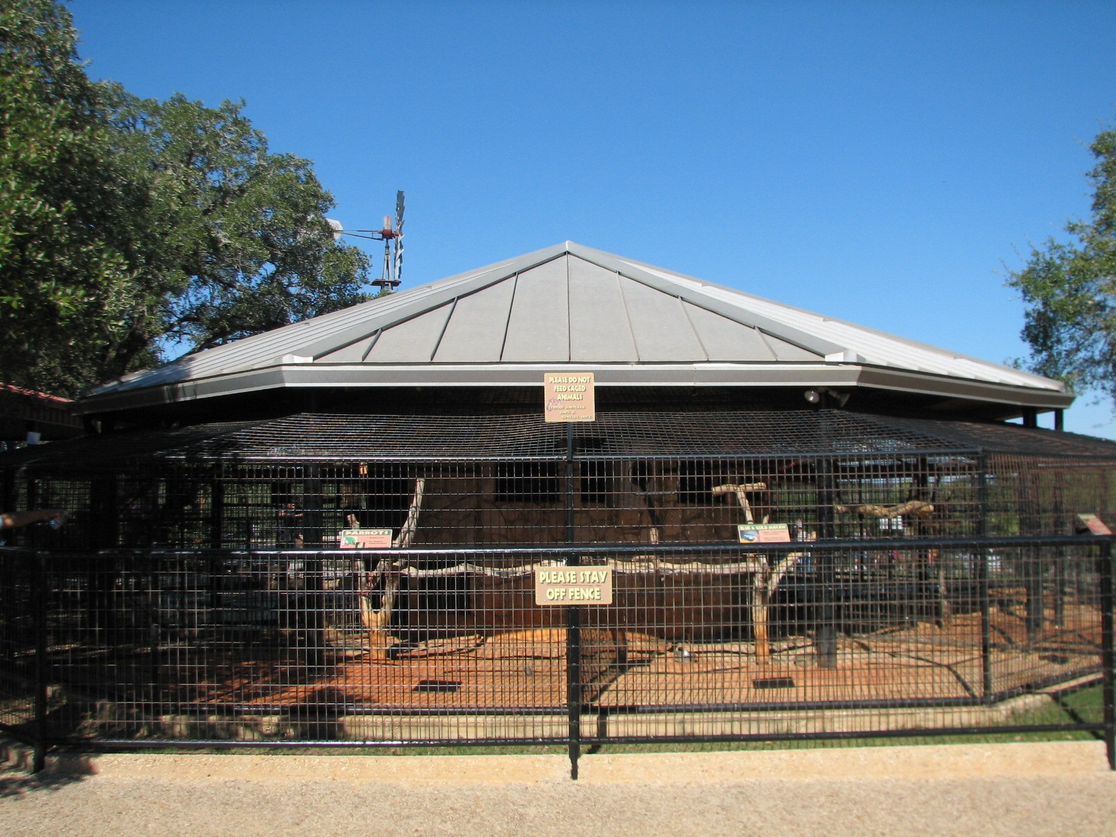 Natural Bridge Wildlife Ranch - Walk-A-Bout - Bird and Lemur Exhibits